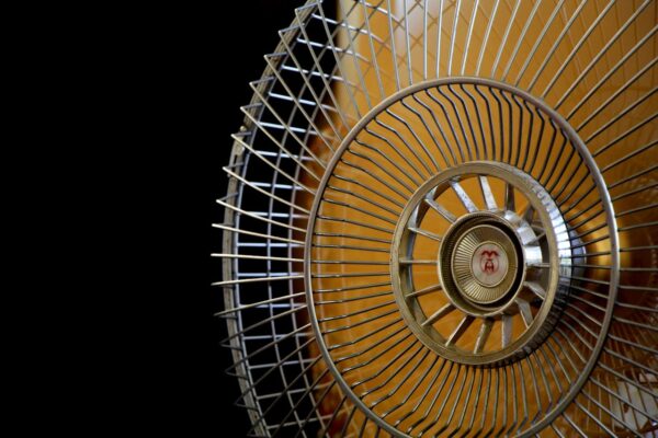Interior de casa fresca con ventilación natural